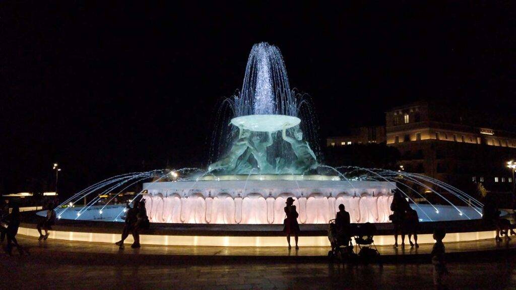 Malta Valletta wakacje 2020 fontanna Trytona w nocy