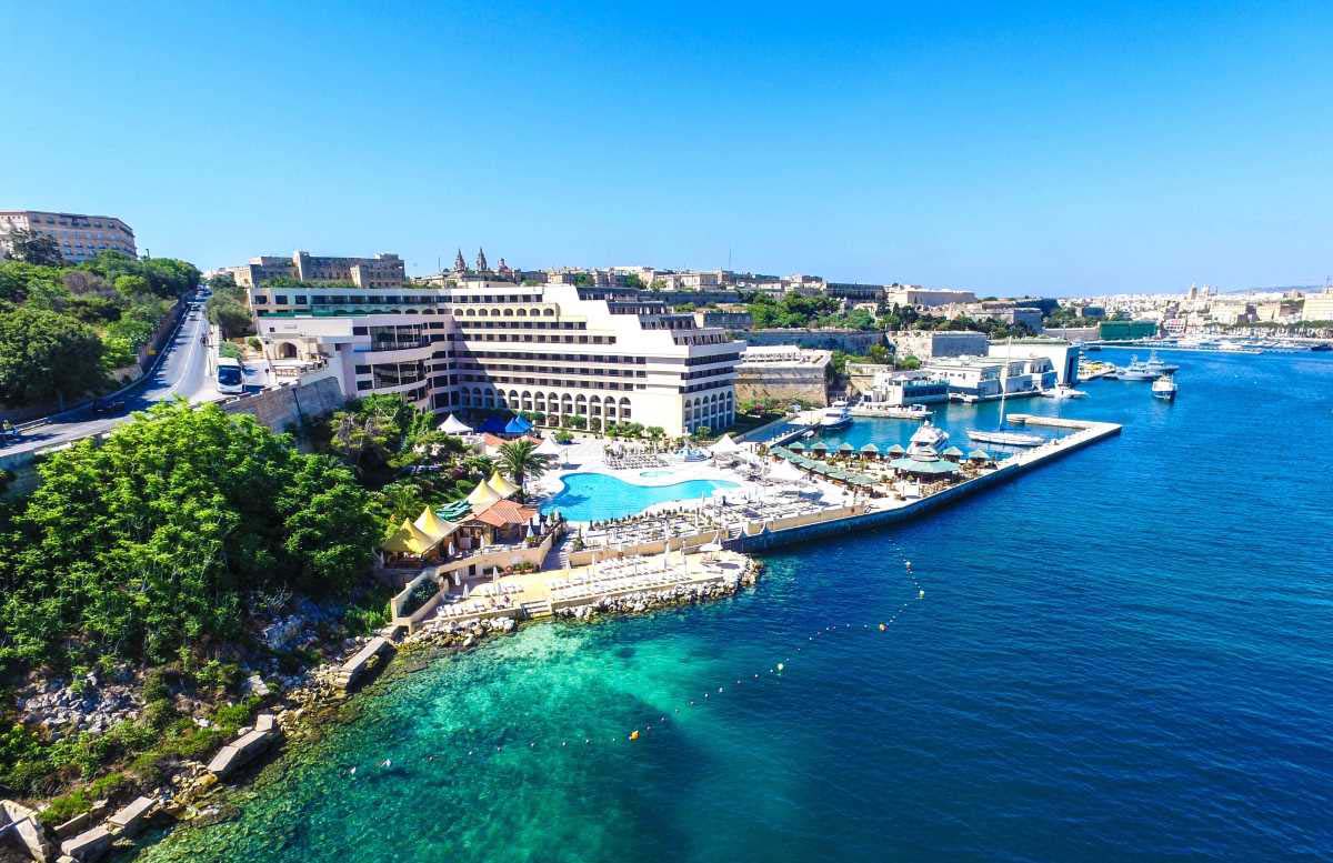 Malta Valletta hotel z basenem i dostępem do morza prawie w centrum miasta.