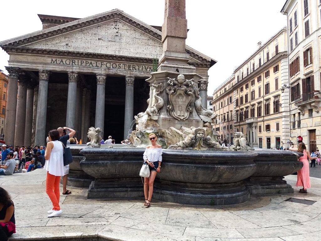 Panteon w Rzymie to bardzo popularna atrakcja miasta i zdecydowanie warto się do Panteonu wybrać
