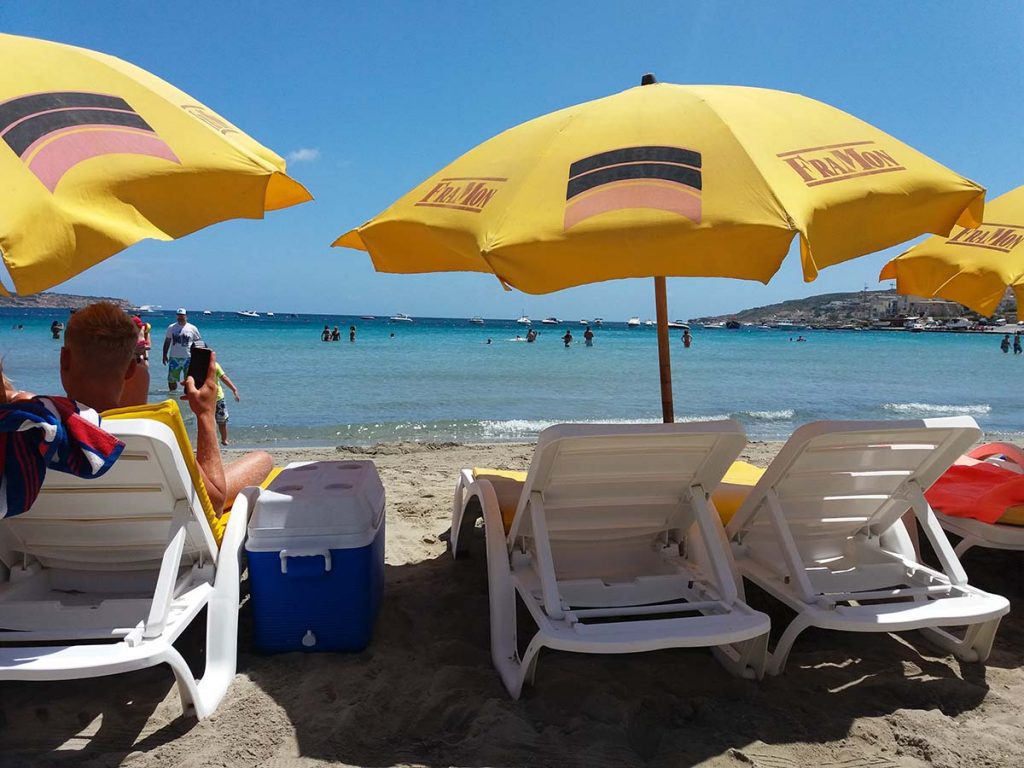 Piaszczysta plaża na Malcie