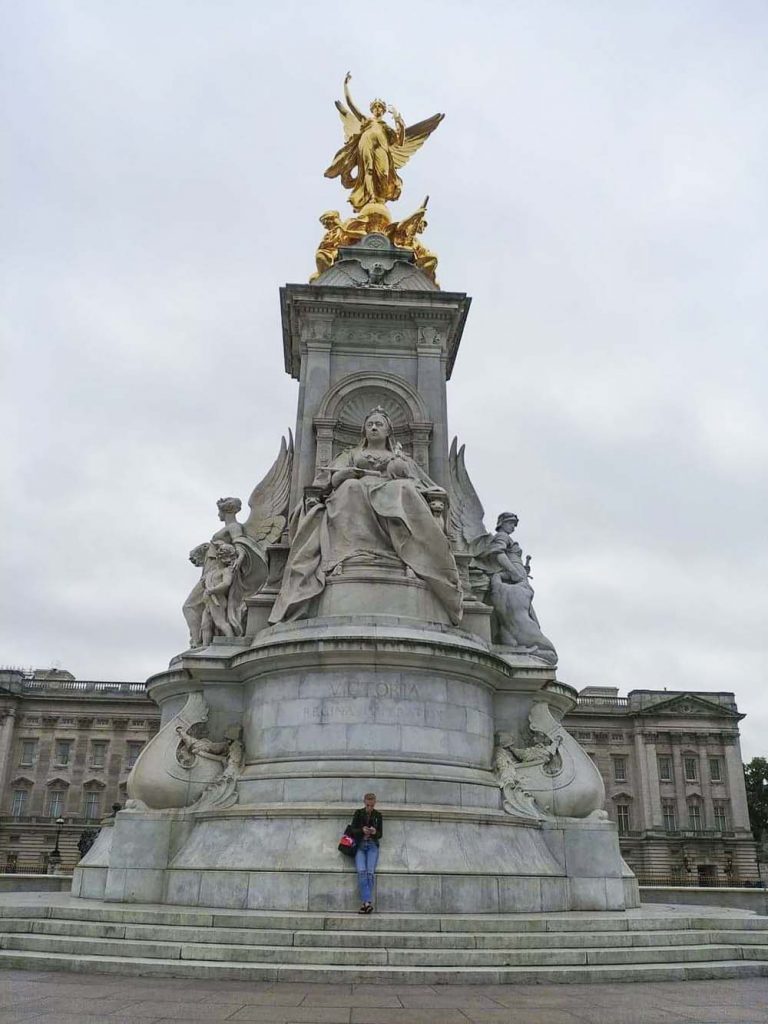 Pomnik przed Pałacem Buckingham w Londynie