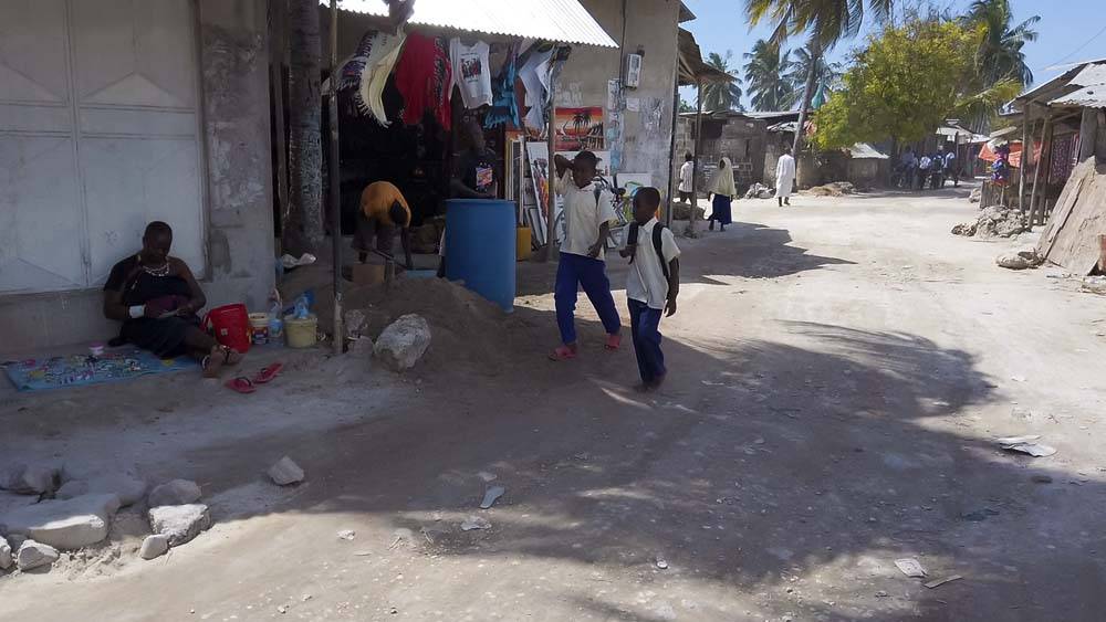 Zanzibar atrakcje dzieci idące ze szkoły w wiosce Nungwi