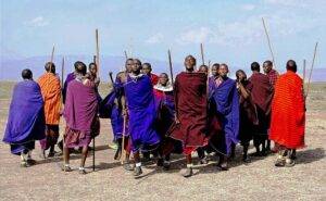 Grupa Masajów tańcząca i skacząca w swoim stylu