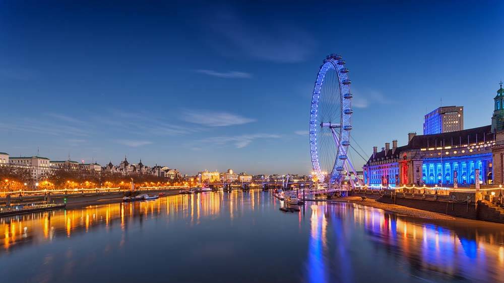 Londyn widok wieczorem na Oko Londynu atrakcje warte zobaczenia