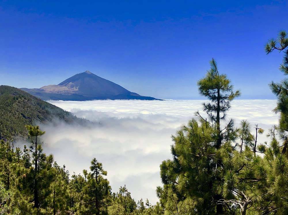Teneryfa wulkan El Teide zatrzymuje chmury na północnej części wyspy