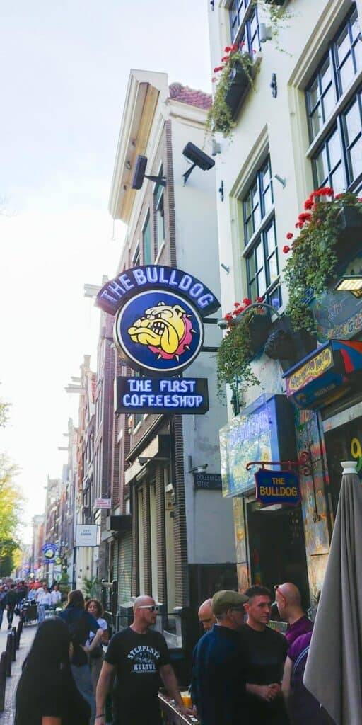 Amsterdam najpopularniejsze coffieeshopy - the Bulldog, pierwszy coffeeshop w Amsterdamie