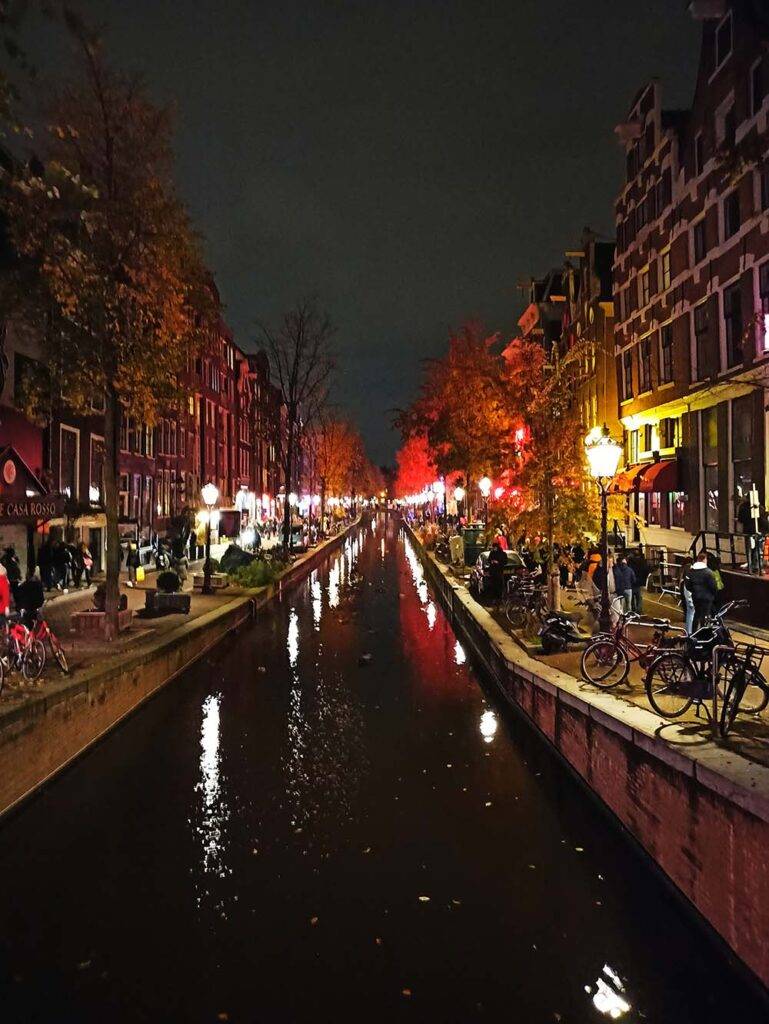 Centrum Amsterdamu kanały i turystyczne miejsca