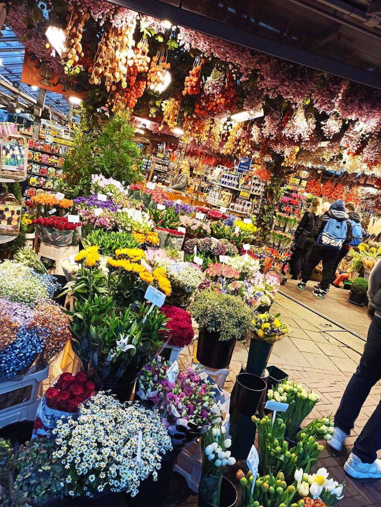 Amsterdam targ kwiatów w mieście
