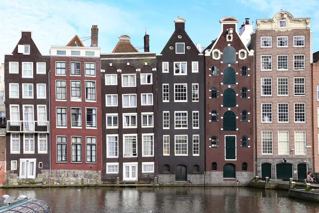 Typowe dla Amsterdamu budownictwo i kanały