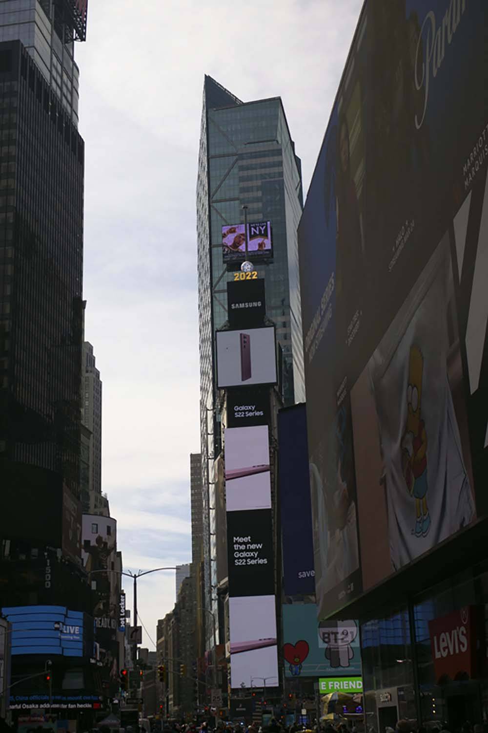 Times Square w Nowym Jorku jedno z popularniejszych miejsc w mieście i kolejna darmowa atrakcja tej metropolii.