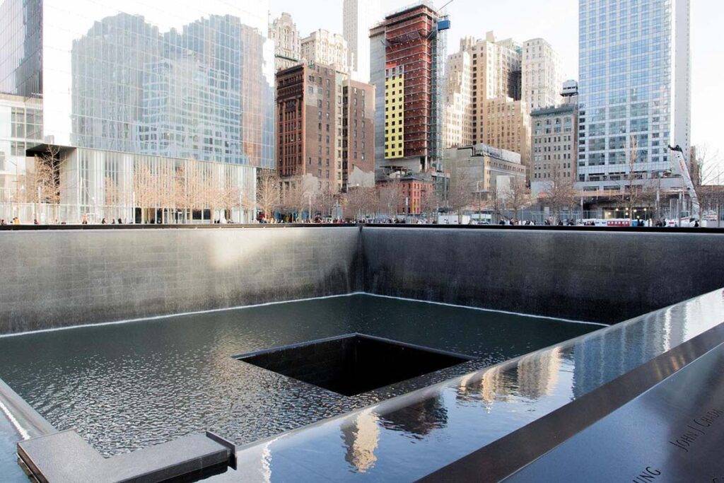 Nowy Jork monument po wieżach World Trade Center - miejsce które trzeba zobaczyć.