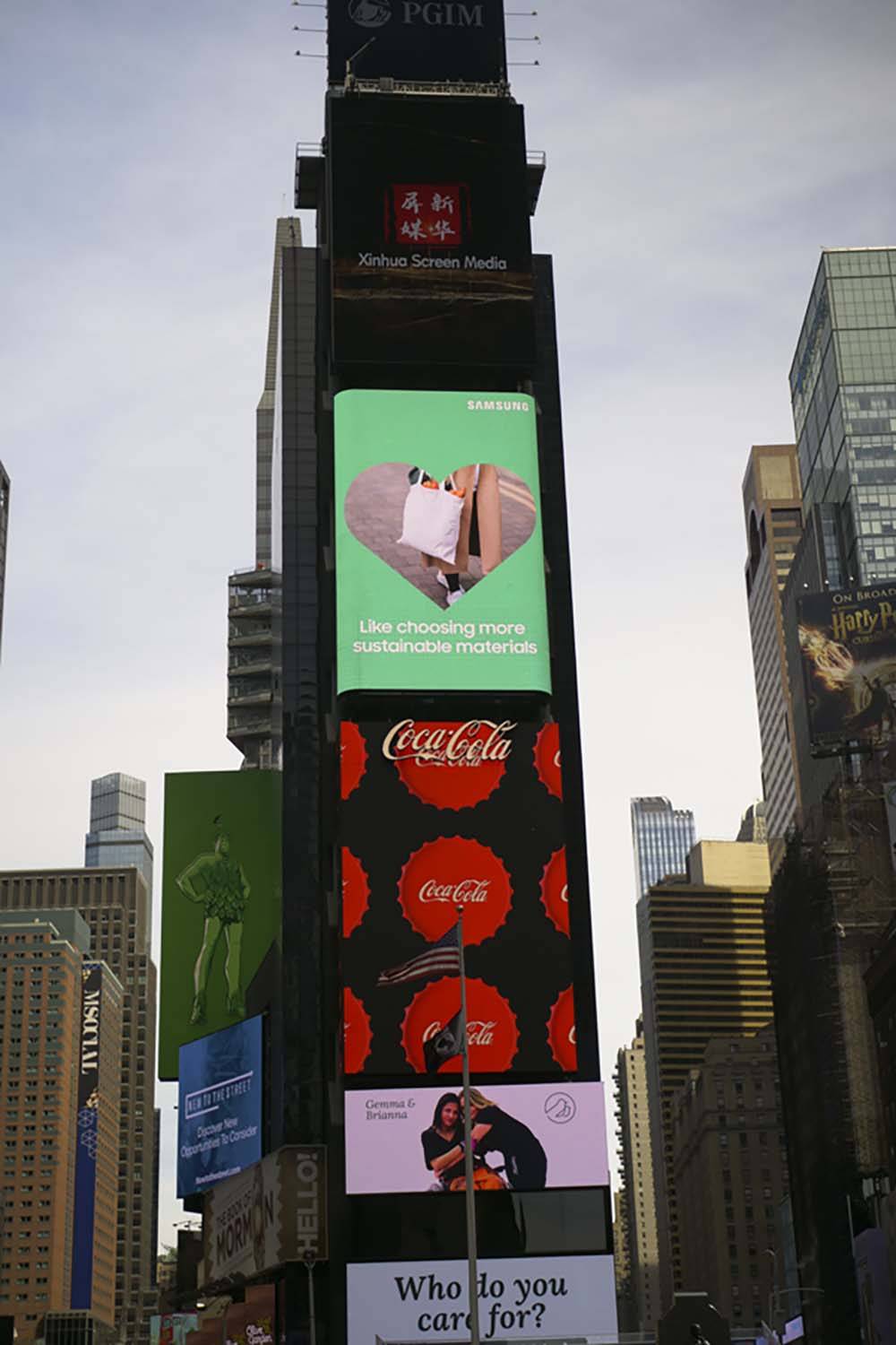 Nowy Jork podświetlane banery i billboardy reklamowe na Times Square.