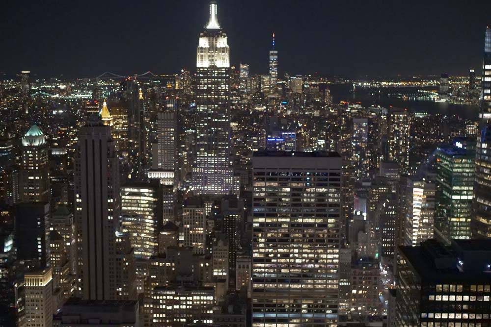 Widok na Nowy Jork w nocy z drapacza chmur Top of the Rock przy Rockefeller Center.