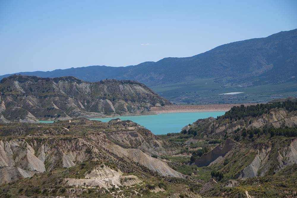 Miejsce gdzie warto się wybrać na wakacjach czyli jezioro Mirador Barrancos de Gebas w Hiszpanii