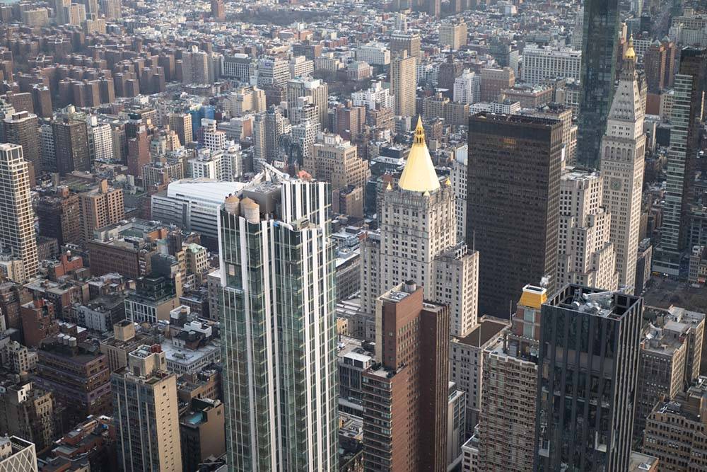 Empire State Building widok a Nowy Jork z tarasu widokowego  jako jedna z atrakcji miasta.