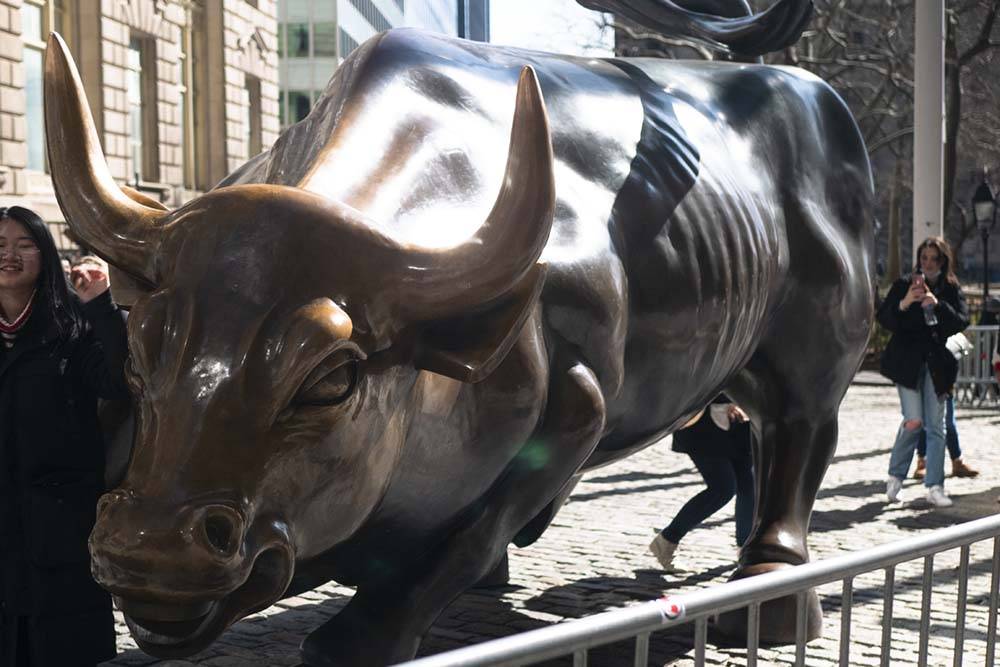 Wall Street, czyli finansowe centrum Nowego Jorku i byk, czyli symbol giełdy