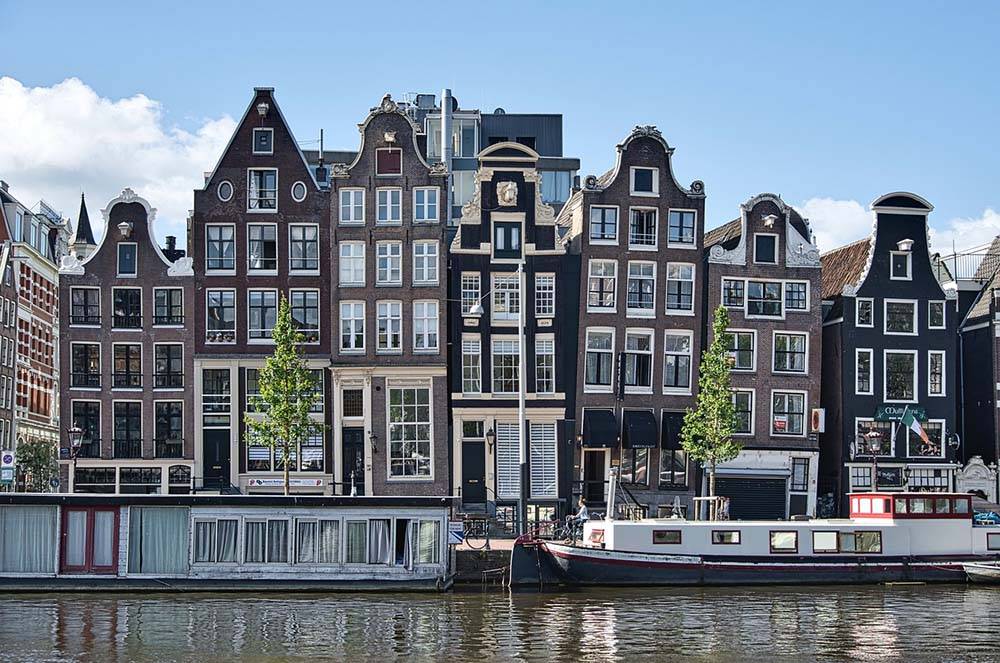 Ilu turystów odwiedza rocznie Amsterdam?