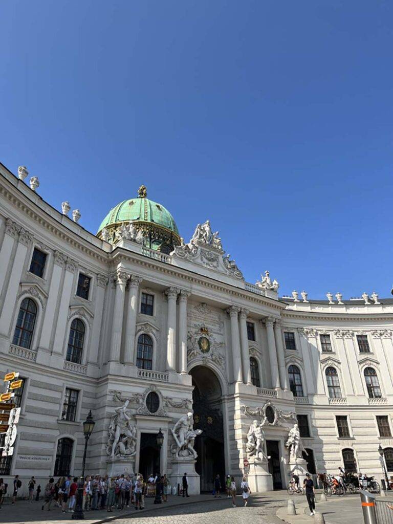 Hofburg to jedna z głównych atrakcji turystycznych Wiednia