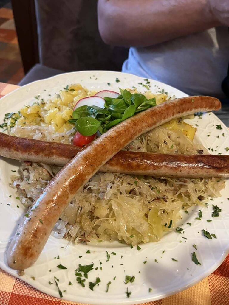 Wiedeń jedzenie w restauracjach z typową austriacką kuchnią