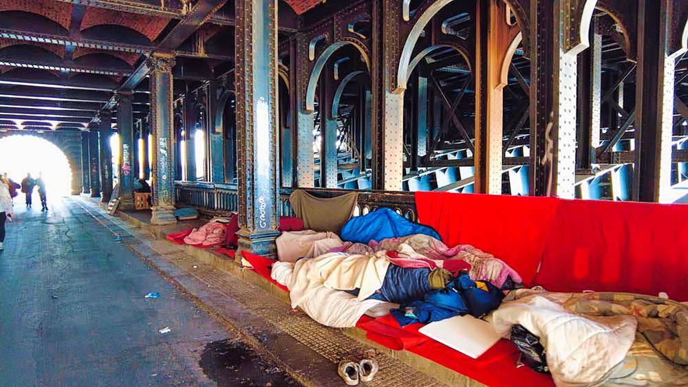 Paryż bezdomni pod mostem
