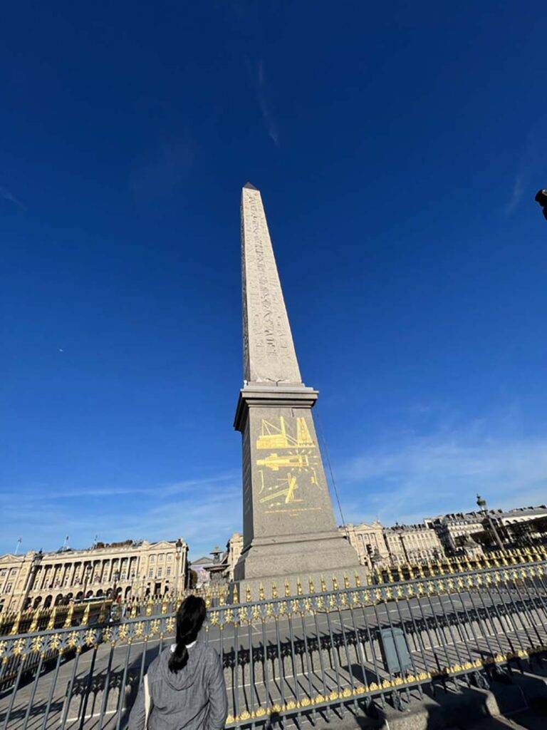 Obelisk jako główna atrakcja turystyczna Place de la Concorde