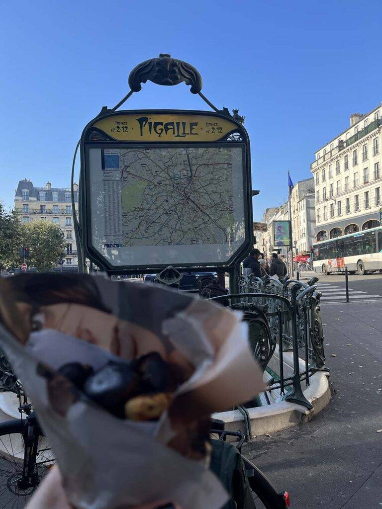 Co fajnego robić w Paryżu? Zjeść najlepsze kasztany na placu Pigalle