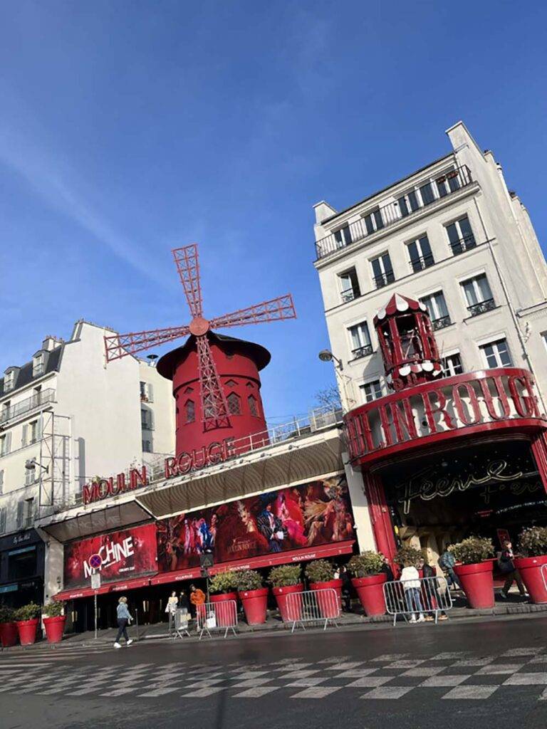 Czy warto odwiedzić Moulin Rouge w Paryżu?