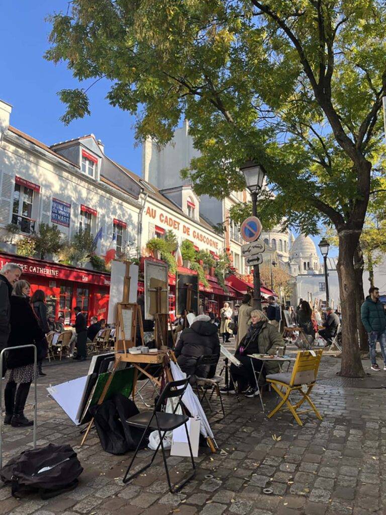 Plac Tertre w Paryżu, jako jedna z atrakcji turystycznych i miejsce, które warto zobaczyć odwiedzając miasto