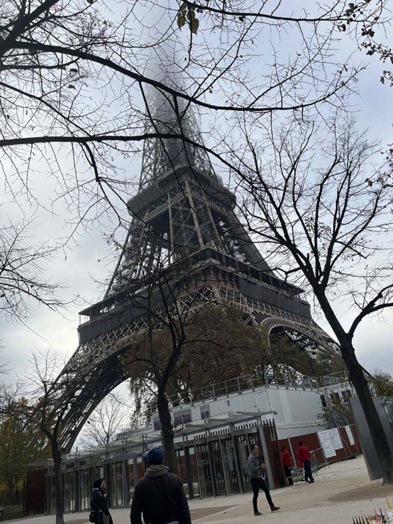 Wieża Eiffla w chmurach - Paryż