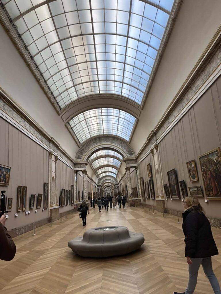 paryskie muzeum Luwr jako jedna z głównych atrakcji miasta