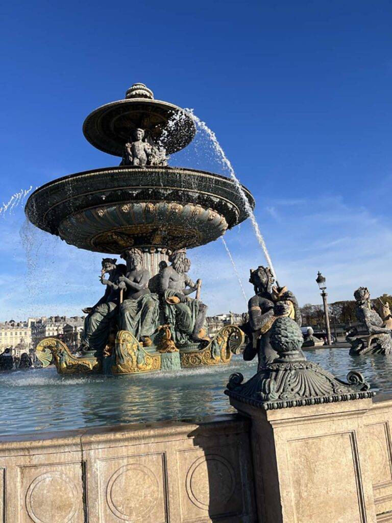 Place de la Concorde w Paryżu i fontanna