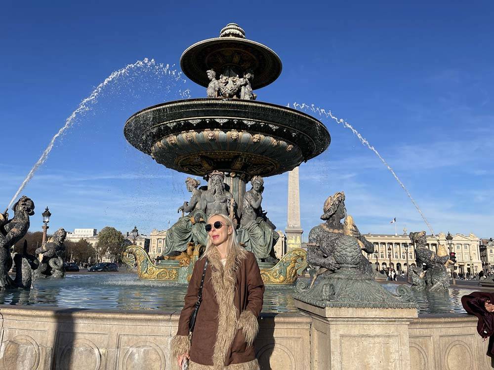 Paryż i fontanna na Place de la Concorde