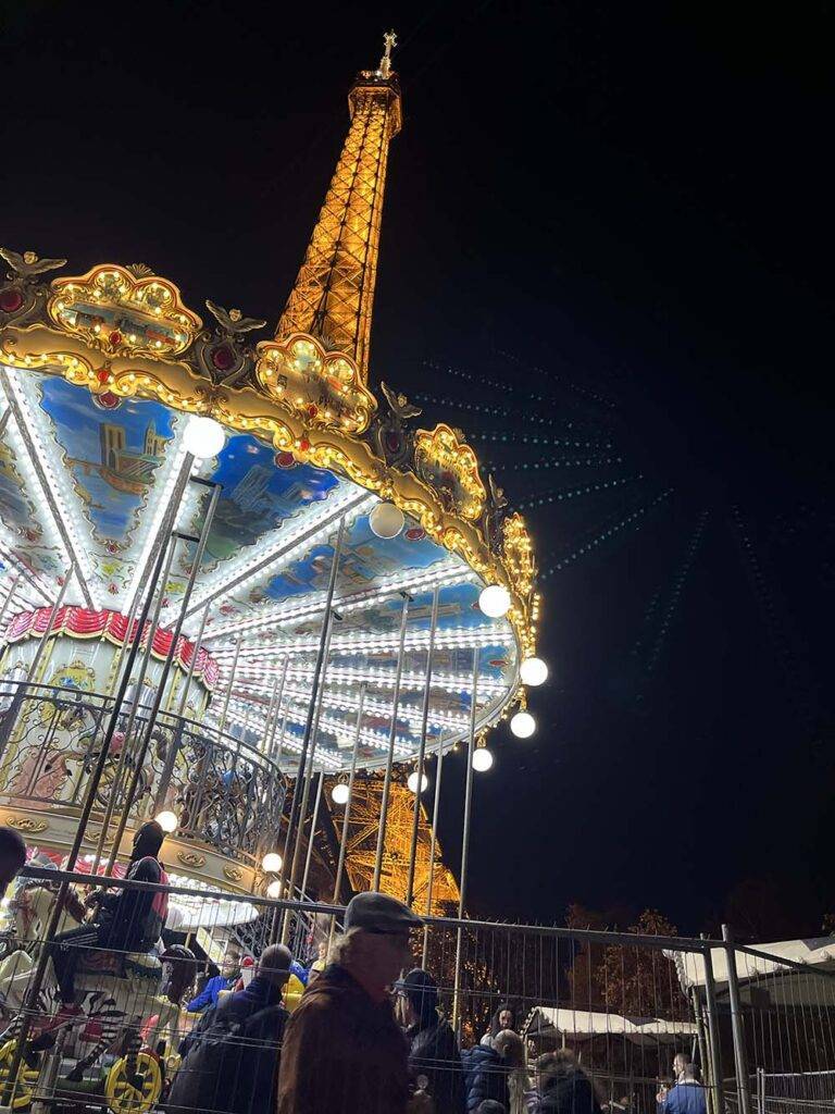 W Paryżu można przejechać się retro karuzelą.