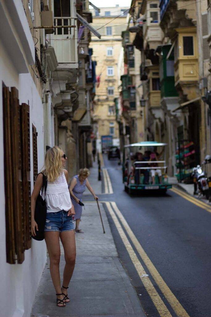 Malta Valletta piękne i klimatyczne balkony miasta