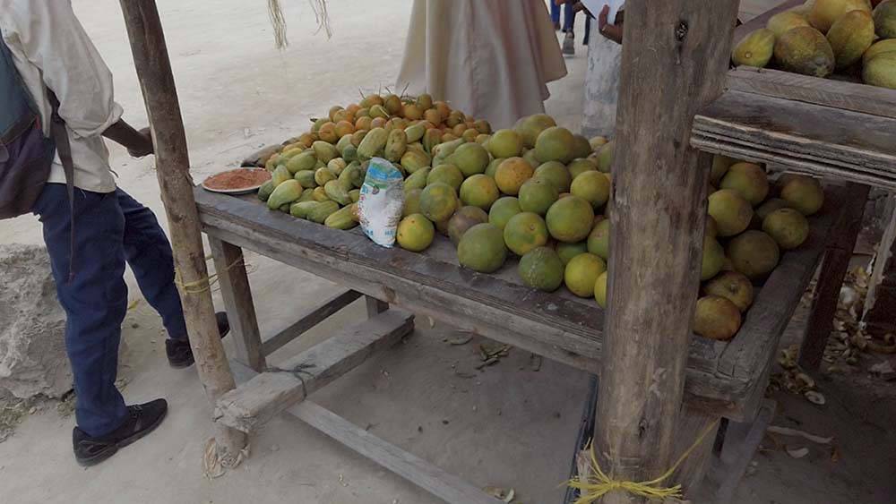 Na Zanzibarze jedzą pomarańcze maczane w przyprawie chilli.
