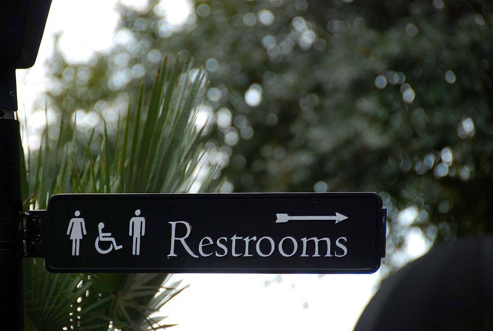 W Ameryce mówi się "restroom" a nie "toilet"