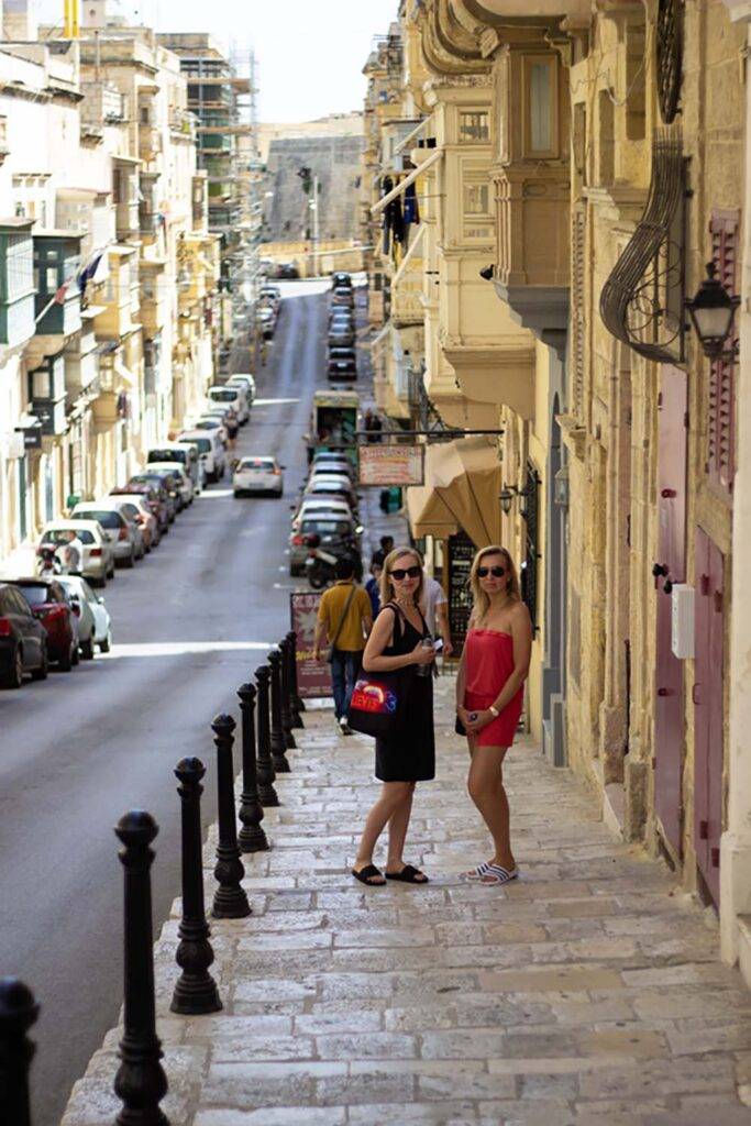 Malta Valletta i bardzo charakterystyczne dla stolicy wyspy ulice z balkonami