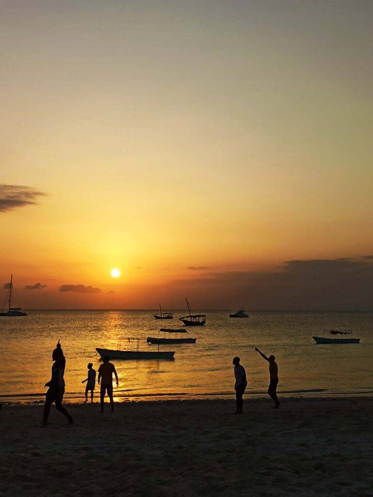 Na Zanzibarze życie często toczy się na plaży, po tym, jak słońce schodzi nieco niżej i już nie jest tak gorąco - taka kolejna ciekawostka.