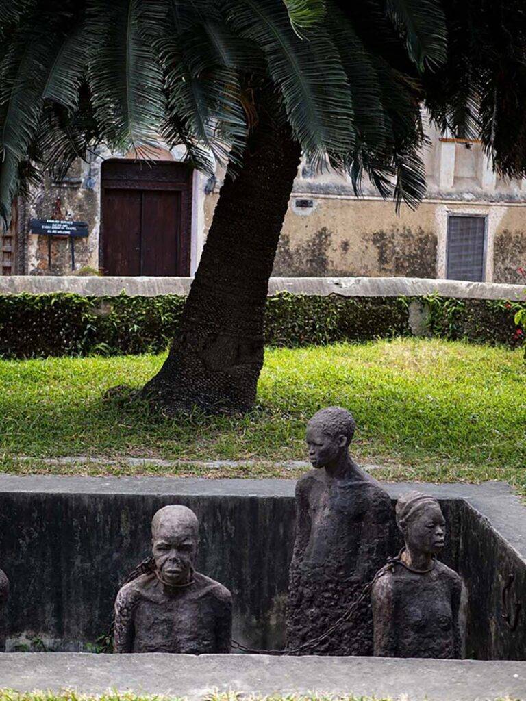 Pomnik w Stone Town, upamiętniający handel niewolnikami na Zanzibarze.