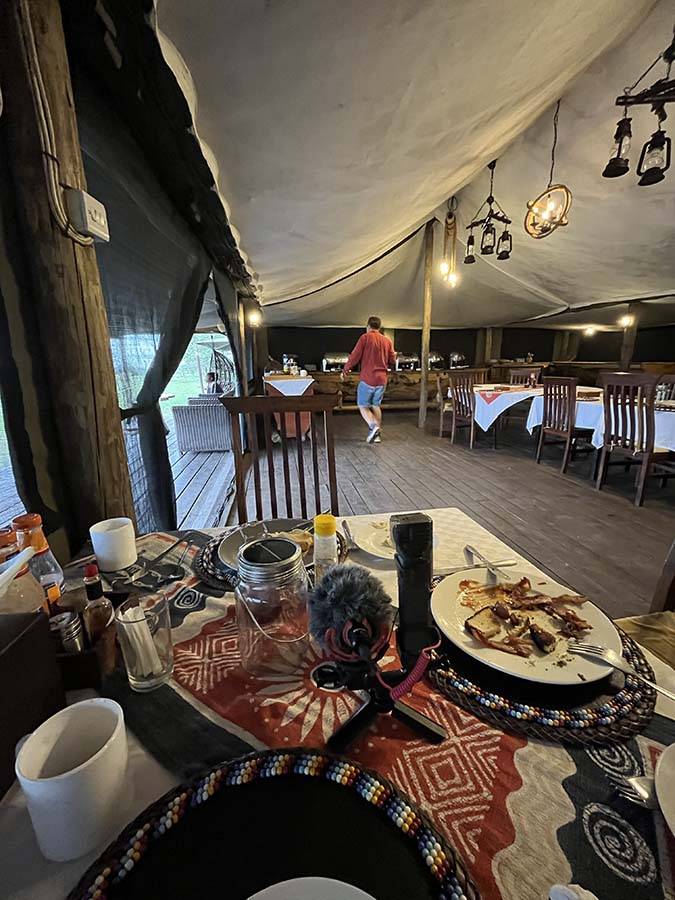 Safari Serengeti i stołówka w Heritage Luxury Tented Camp