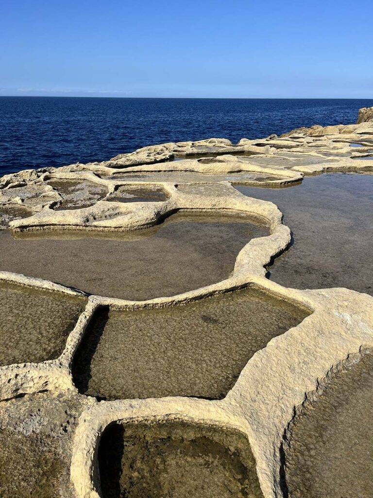 Naturalne jeziora solne na Malcie wyspa Gozo podróże