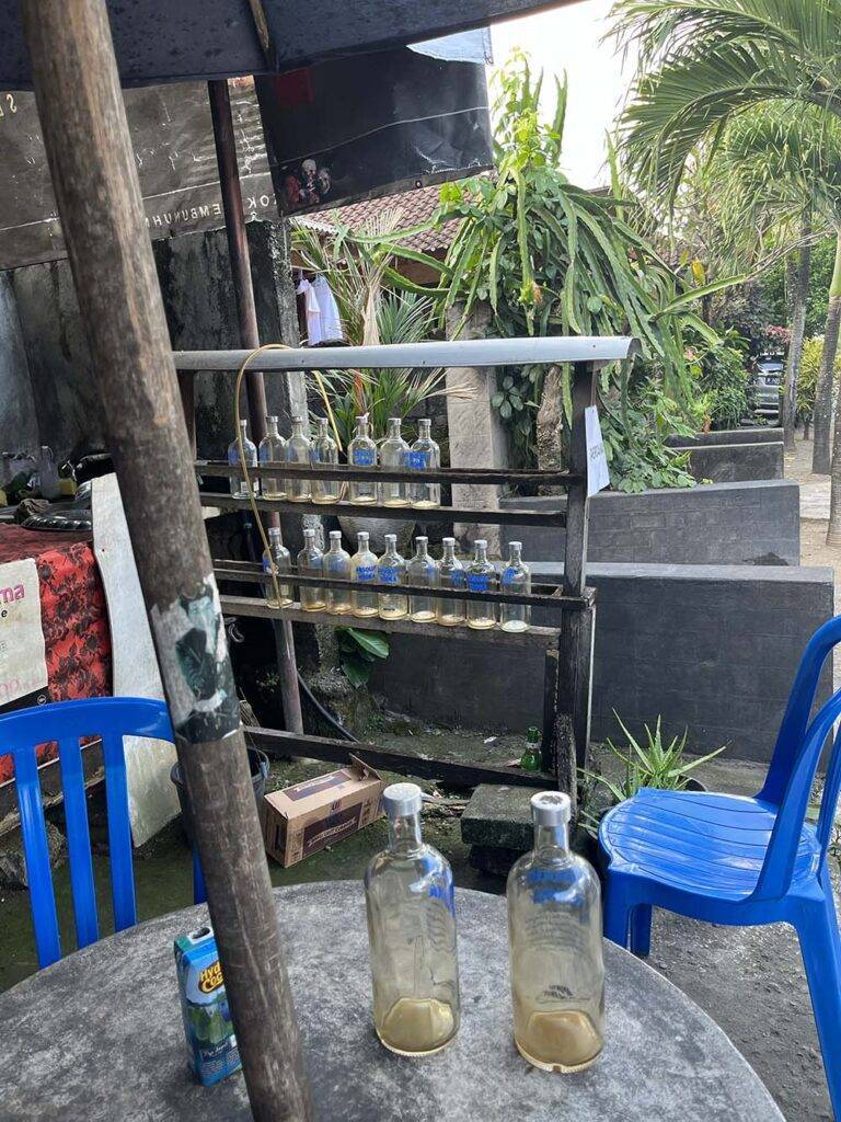 Paliwo w butelkach na Bali wakacje 