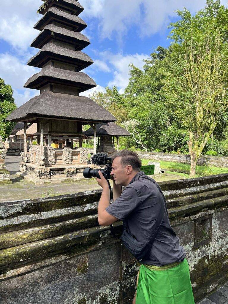 Sarong i zwiedzanie świątyni na Bali