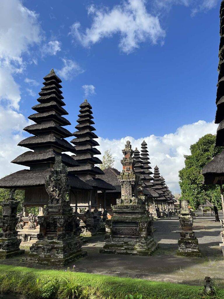 Pagoda w świątyni na Bali blog podróżniczy