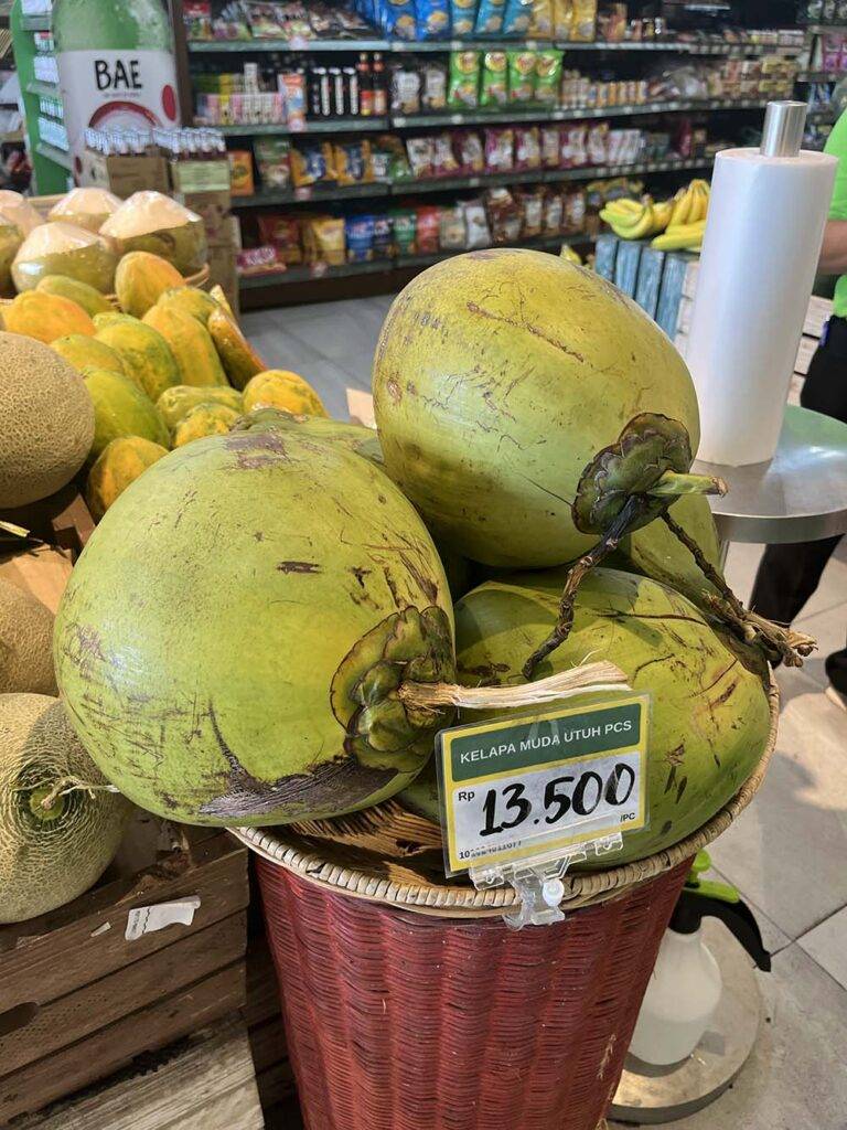 Świeże kokosy zakupy na Bali blog