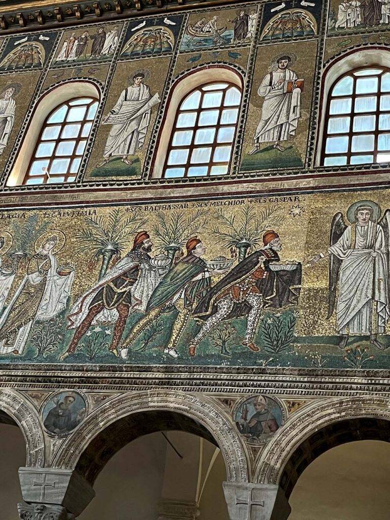 Bazylika Sant’Apollinare Nuovo atrakcje Ravenny na blogu podróżniczym