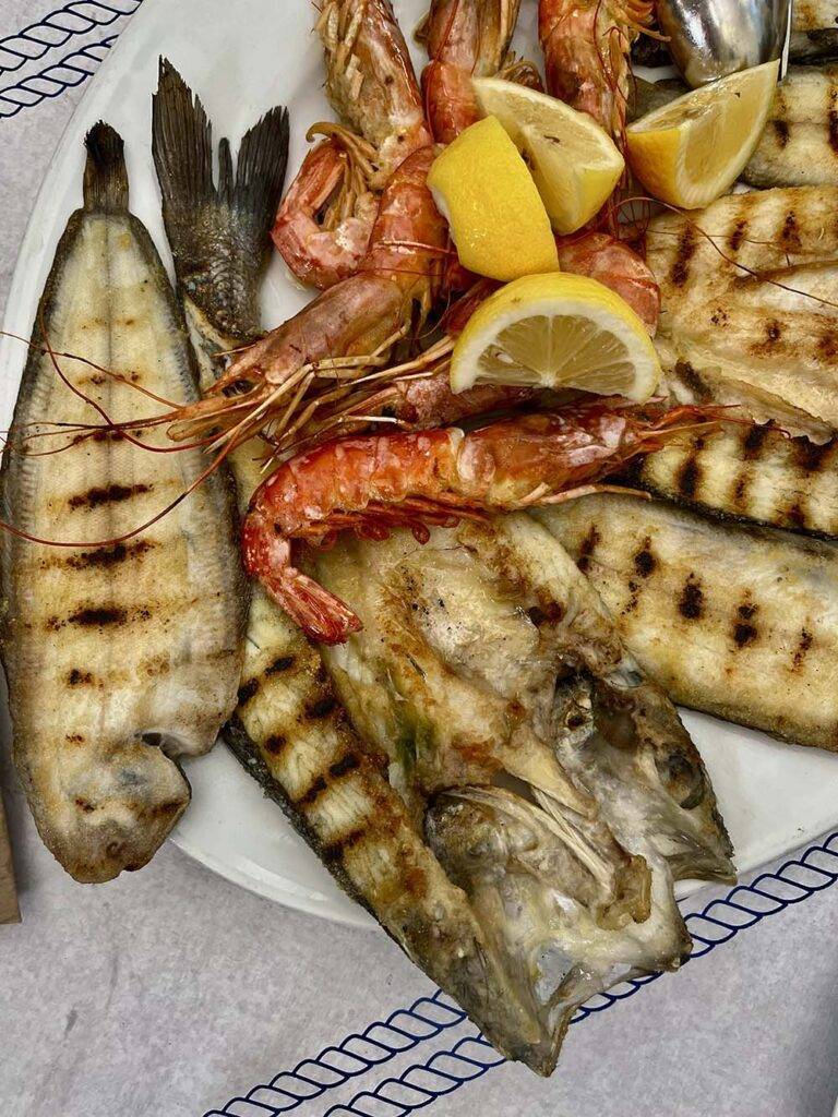 Grillowana ryba region Emilia Romania i lokalna kuchnia na blogu podróżniczym