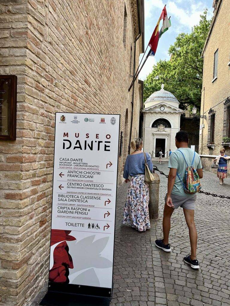 Mauzoleum Dantego atrakcje Ravenny na blogu podróżniczym