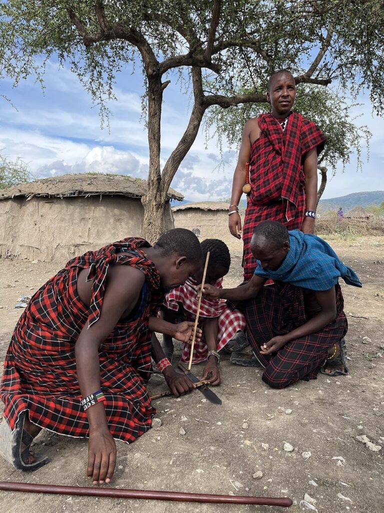 Rozpalanie ognia przez Masajów Afryka