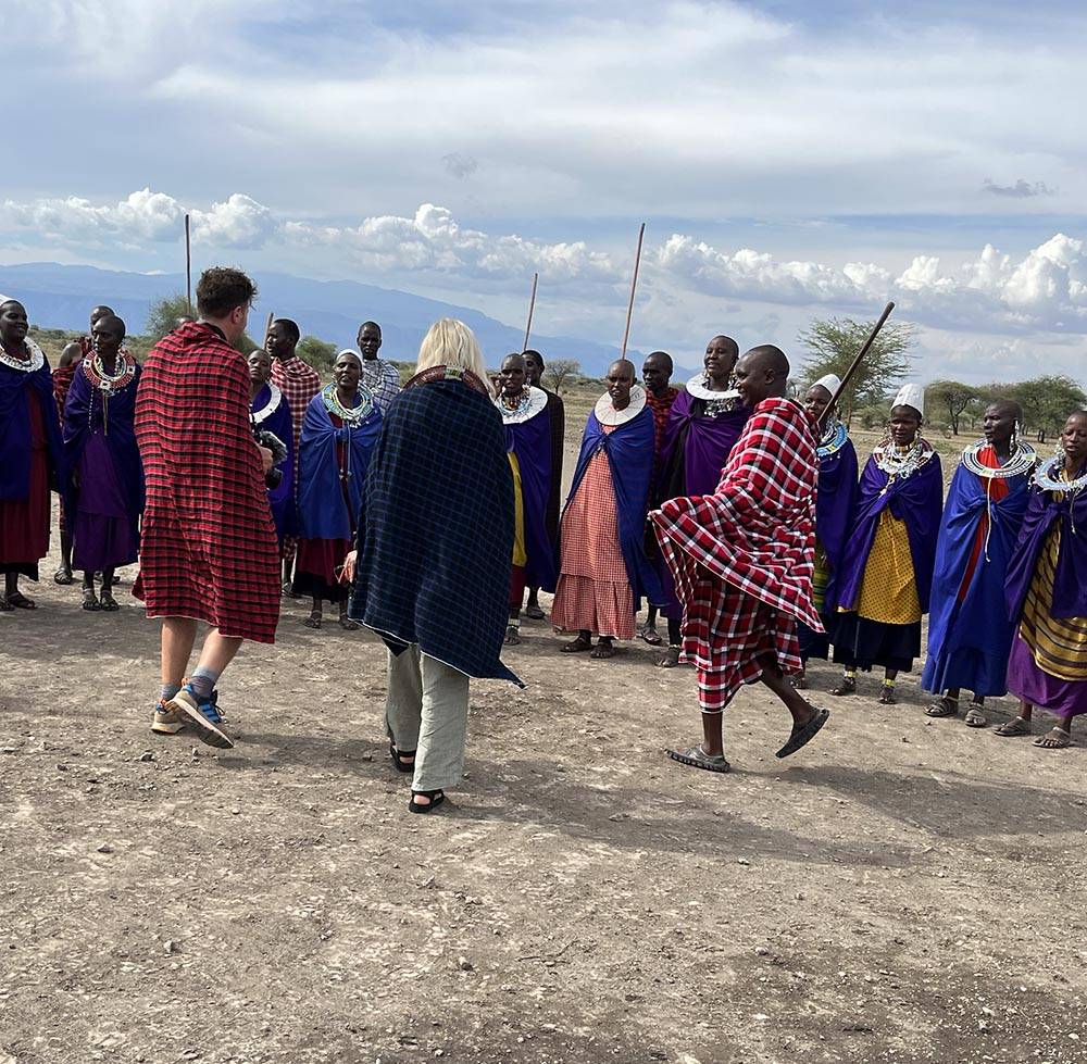 Taniec Masajów wycieczka do wioski Masajów na blogu podróżniczym